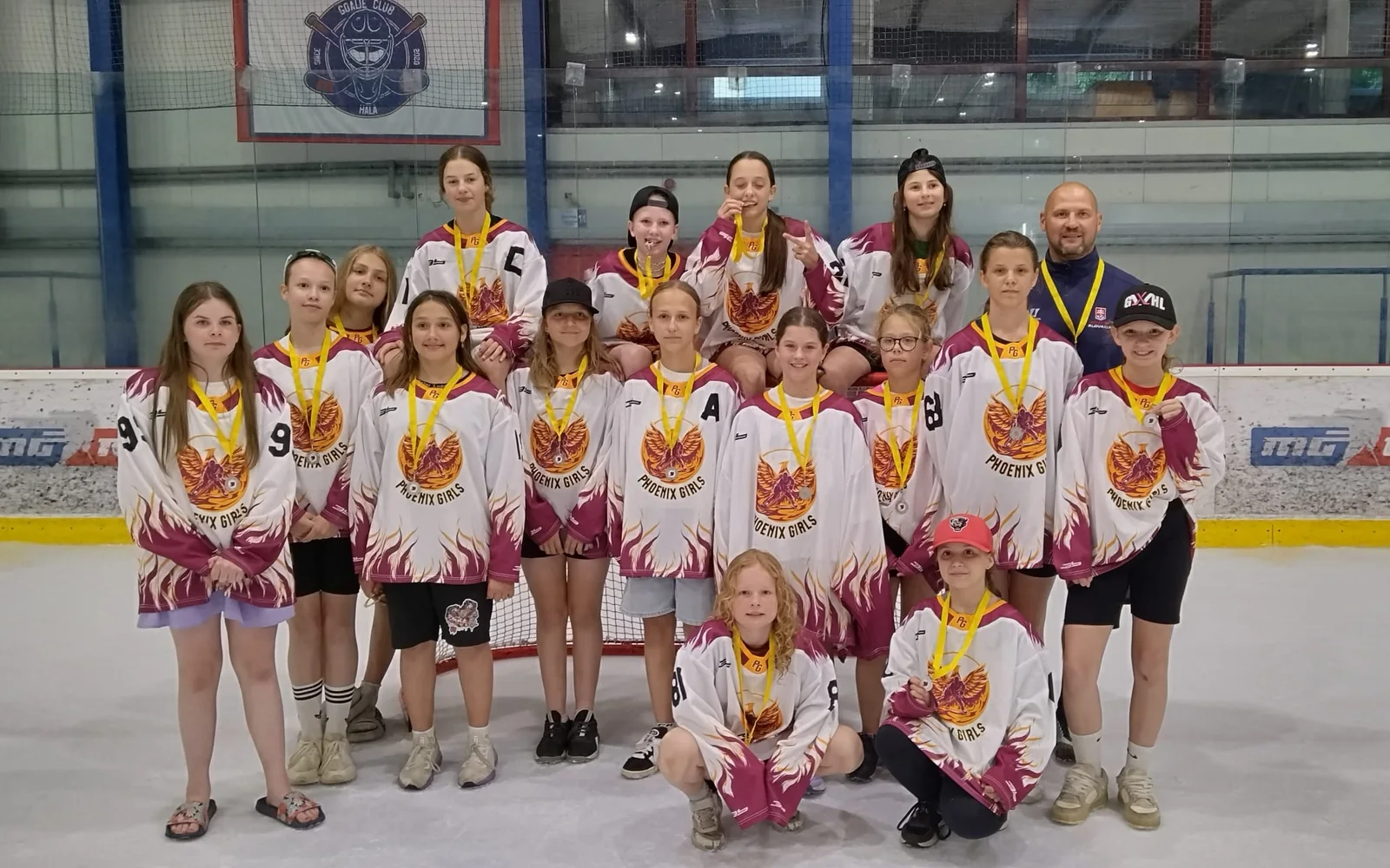 Phoenix Girls Trenčín po turnaji v bielych dresoch